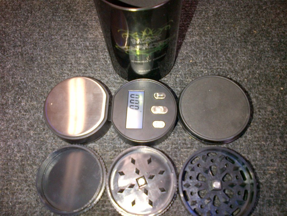 UNIQUE SCALE WITH A GRINDER ALL IN A NICE CAN. N4