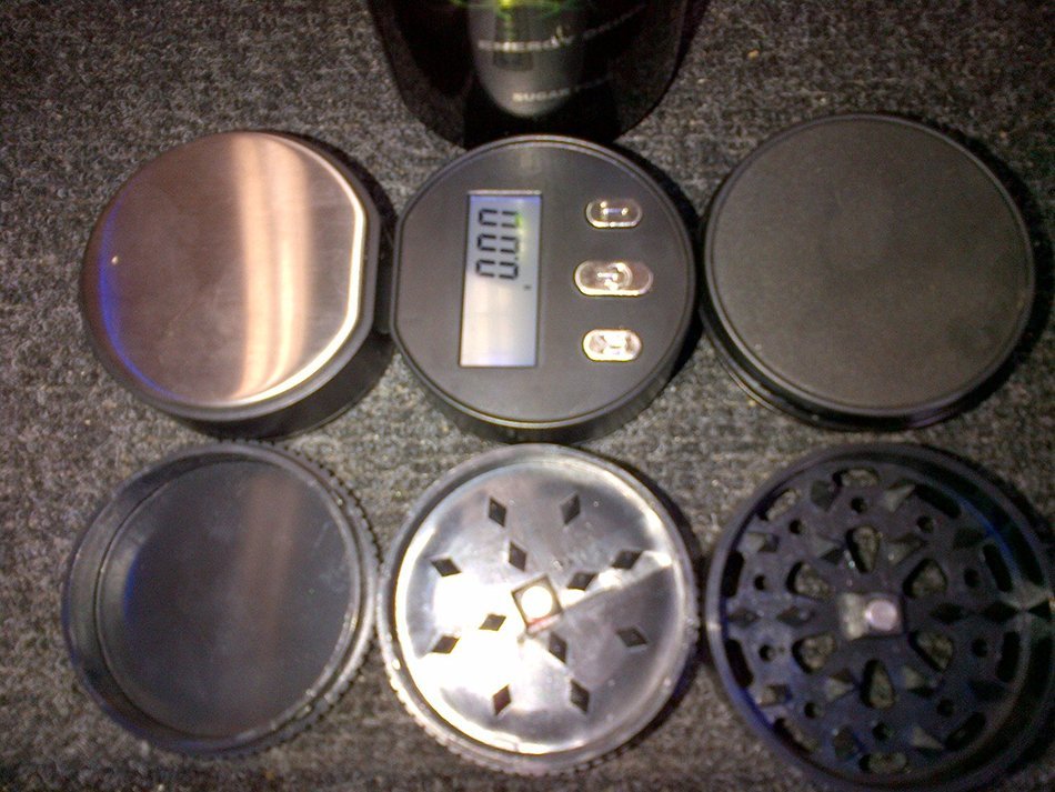 UNIQUE SCALE WITH A GRINDER ALL IN A NICE CAN. N5