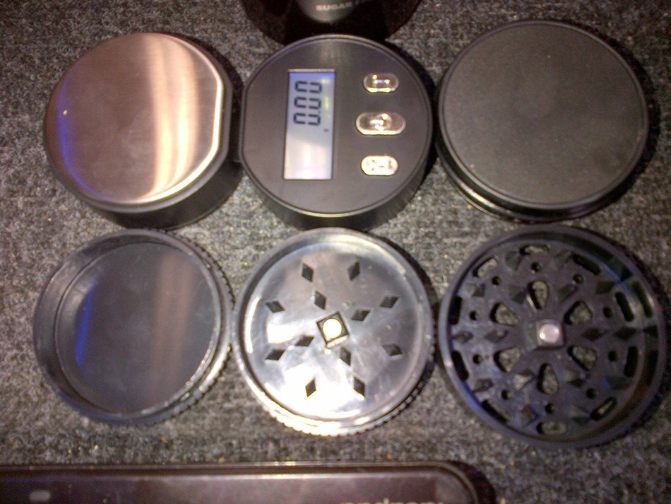 UNIQUE SCALE WITH A GRINDER ALL IN A NICE CAN. N7