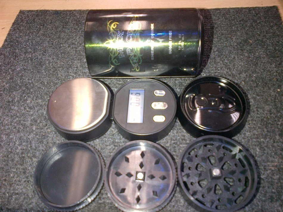 UNIQUE SCALE WITH A GRINDER ALL IN A NICE CAN. N8