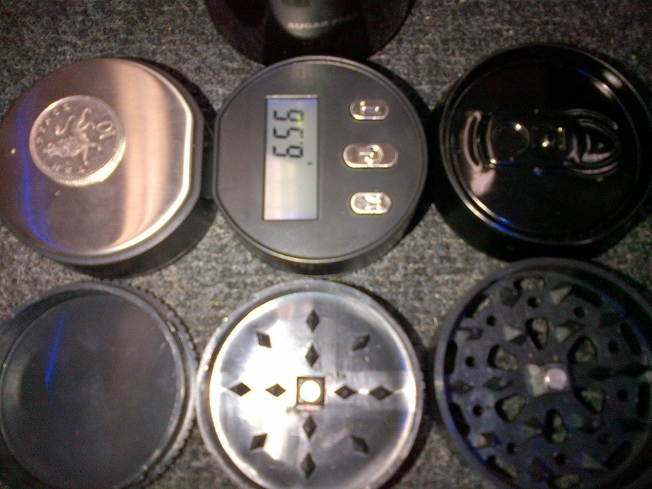 UNIQUE SCALE WITH A GRINDER ALL IN A NICE CAN. N9