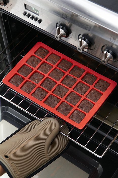 Lekue 24 Cavity Mini Brownie Mold Pan, Model # 0216024R01M017, Red N2