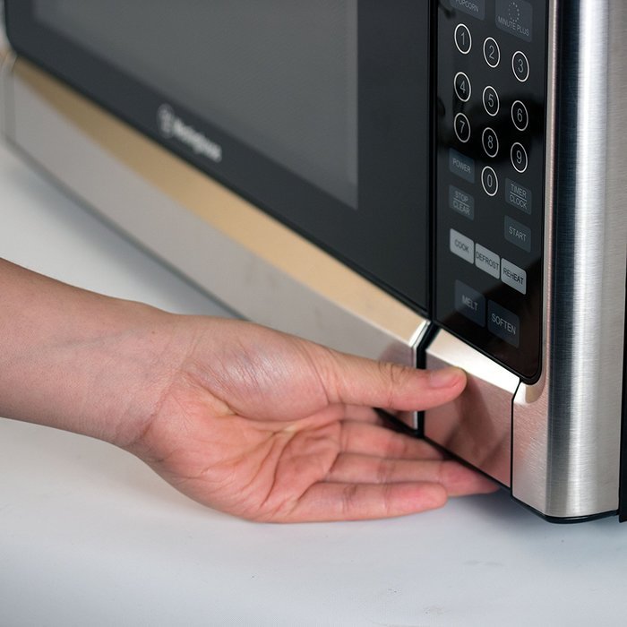 Westinghouse WCM22120SSM 1200 Watt Counter Top Microwave Oven, 2.2 Cubic Feet, Stainless Steel Front, Black Cabinet