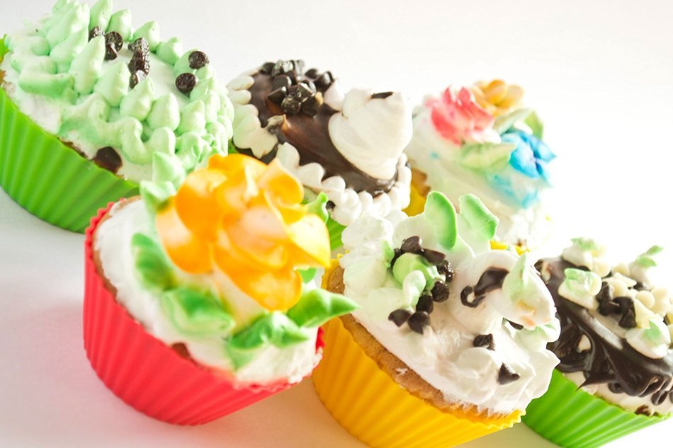 AGCware Silicone Baking Cups / Cupcake Liners &ndash; 12 Colourful Muffin Molds in Storage Container N4