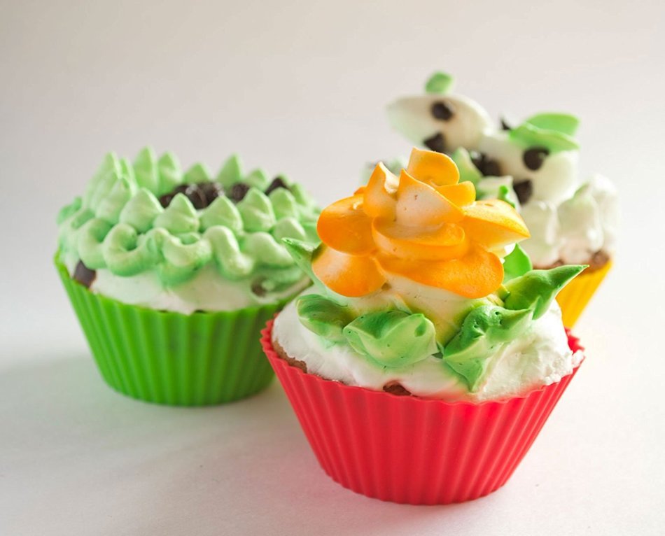 AGCware Silicone Baking Cups / Cupcake Liners &ndash; 12 Colourful Muffin Molds in Storage Container N5