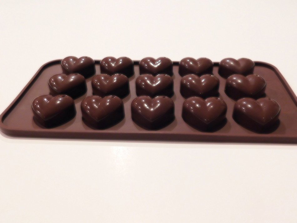 Set 2 silicone Chocolate Candy Molds; 1 Hearts mold and 1 mold of Hippos/Lions/Bears. Ice cubes, Candies, Gummies...