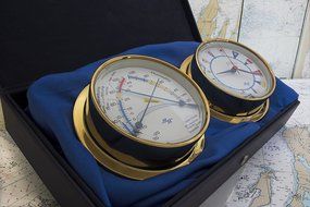 White Flag 5.75 Cabin Gift Set presented in a Leather Finish Felt Lined Gift Box with Clock and Comfort Meter N4