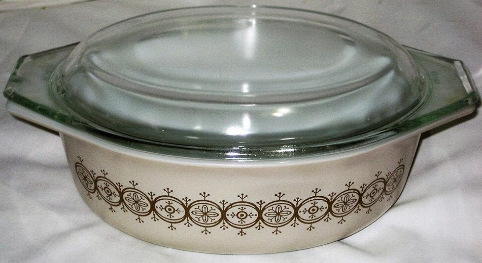 Vintage Pyrex Promotional Oval Olive Medalion 1 1/2 Quart Casserole Baking Dish N3