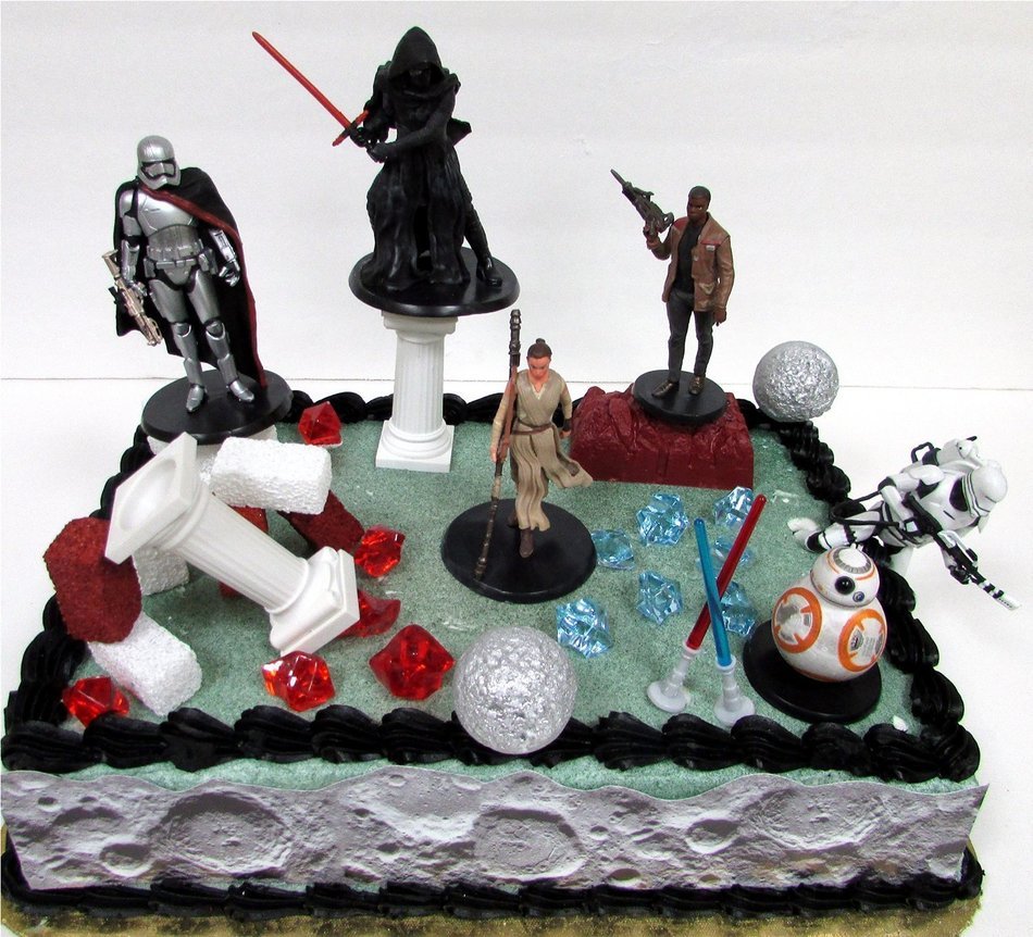 STAR WARS 22 Piece Birthday Cake Topper Featuring 6 Star Wars Figures and Decorative Themed Accessories
