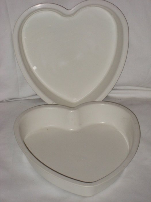 Set of 2 Vintage Promise Margarine HEART SHAPED Plastic Microwave Cake Pan