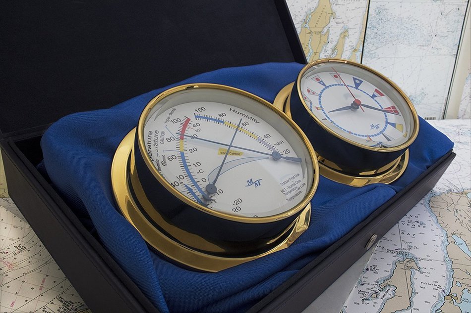 White Flag 5.75 Cabin Gift Set presented in a Leather Finish Felt Lined Gift Box with Clock and Comfort Meter N4
