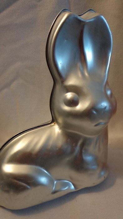 Wilton Aluminum Easter Bunny 3D Cake Pan 502-2227 Bunny Form Pan