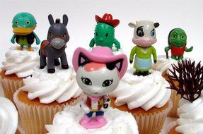 SHERIFF CALLIE'S WILD WEST 17 Piece Birthday Cupcake Topper Set Featuring Sheriff Callie and Townsfolk - Wild... N4