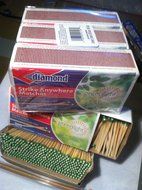 Diamond GreenLightTM Kitchen Matches - 3 Pack - 300 Matches per Pack x 3 = 900 Match (Strike anywhere) N6
