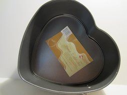 Golden Bakeware Heart Springform Cake Pan - 8 2/3" x 8"