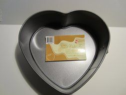 Golden Bakeware Heart Springform Cake Pan - 8 2/3" x 8" N2