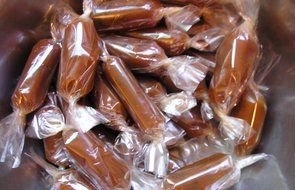 Candy and Chocolate Wrappers&ndash; Pack of 500 Real Cellophane Wraps&ndash; Clear Caramel&ndash; Holds Tightly when Twisted- Eco...