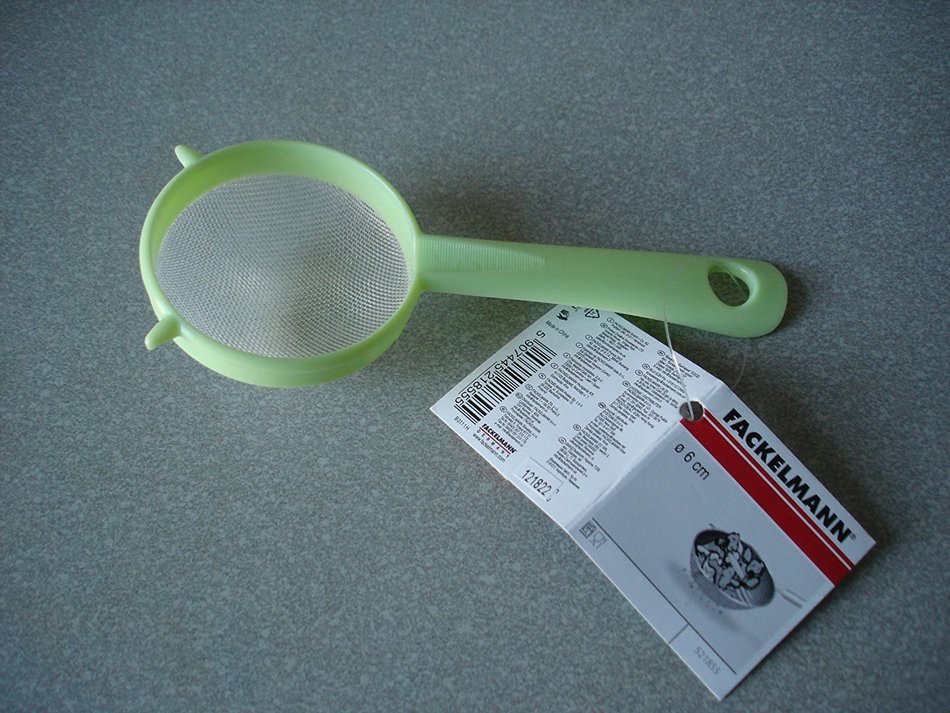 Green Plastic Kitchen Tea Sieve Strainer Filter. Diameter 6cm (2.3 Inch) Length 14cm (5.5 Inches) New