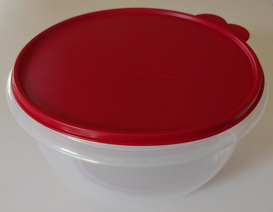 Tupperware Large Mixing Bowl in Holiday Red N2
