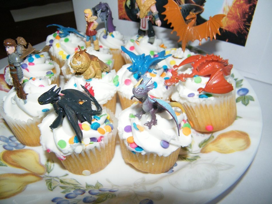 How to Train Your Dragon Set of 12 Figure Cake Toppers / Cupcake Party Favor Decorations with 9 Dragons, Hiccup...