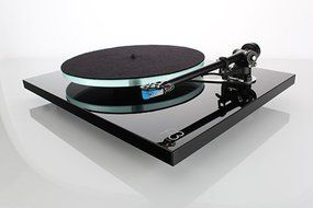 Rega: Planar 3 Turntable w/ Elys 2 - Black