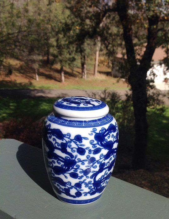 Decorative Blue and White Chinese Herb Floral Pattern Porcelain Tea Storage Container or Display Unit (Large) N3