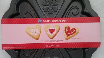 Wilton 6 Cavity Designer Heart Scalloped Cookie Pan
