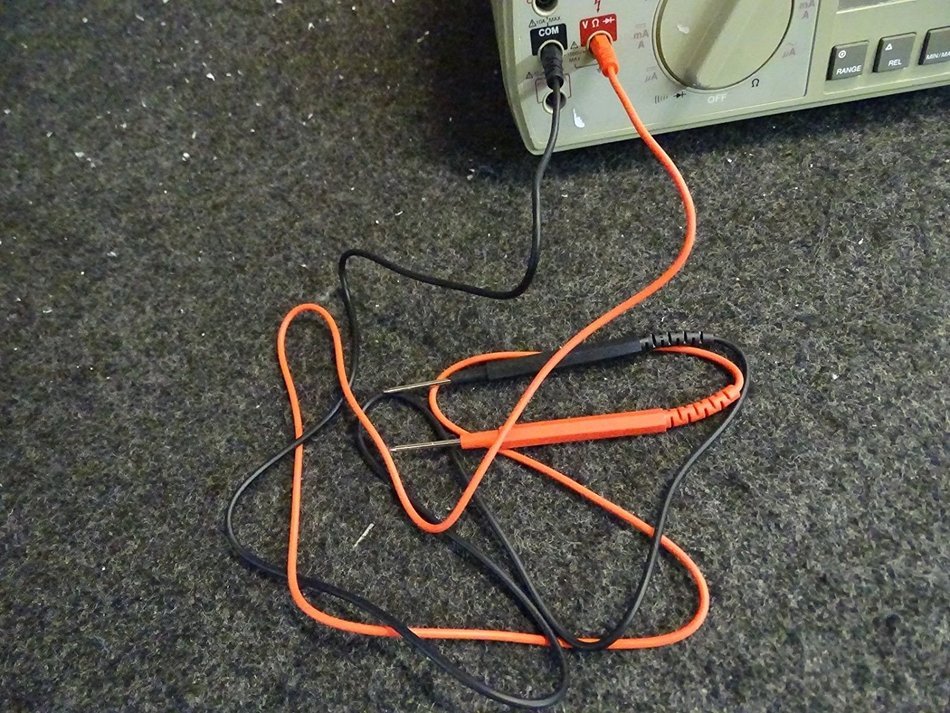 Fluke 37 Multimeter w/ Generic Test Leads N3