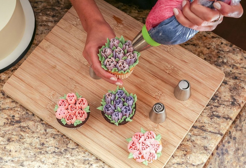 SASRL Russian Piping Tips For Cupcakes Decoration 23-Pcs Set (12 Russian Tips 10 Disposable Pastry Bags 1 Tri-Color...