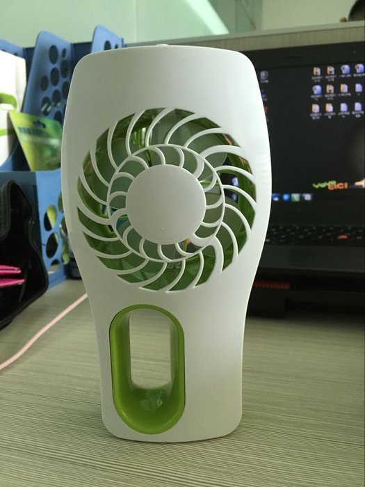 YL-VV@ 3 Speeds Handheld Mini Misting Cooling Fan Humidifier Beauty Replenishment Fan Powered by 18650 Rechargeable... N13