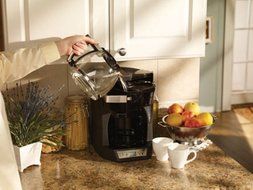 DeLonghi DCF212T Drip Coffeemaker with Convenient Front Access N2