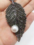 QTMY Black Rhinestone Leaves Pearl Fashion Statement Choker Long Necklace Jewelry with Pendant for Women N5