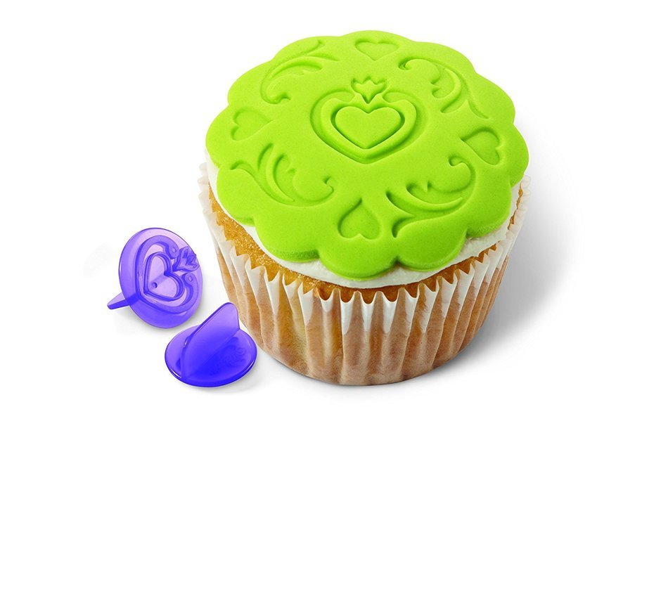 Wilton 2104-0057 14-Piece Cupcake Decorating Set, Hearts
