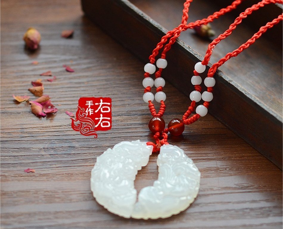 White Jade Pendant Necklace Crescent Pendant Exquisite Lovers' Pendant Necklace N5