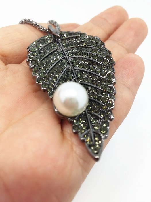 QTMY Black Rhinestone Leaves Pearl Fashion Statement Choker Long Necklace Jewelry with Pendant for Women N4