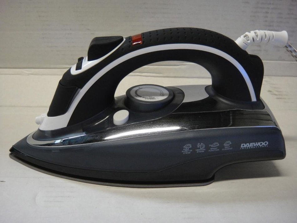 Daewoo DI-9208 2200-watt Steam/Dry Iron, 220V (Not for USA)
