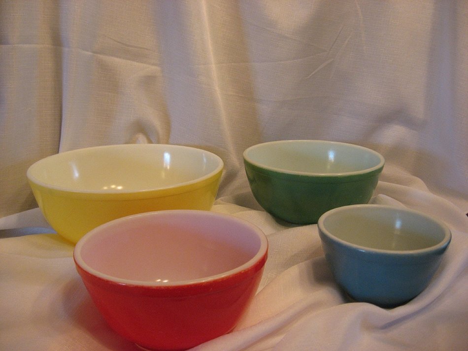 VINTAGE 1940'S PYREX PRIMARY COLORS MIXING BOWL SET - Blue 1 1/2 Pint, Red 1 1/2 Quart, Green 2 1/2 Quart & Yellow... N2