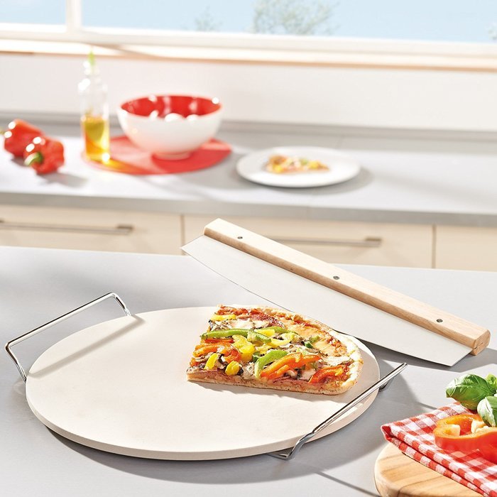 Leifheit Round Ceramic Pizza Stone with Carrying Tray and Large Slicer, 33cm, Gray N2