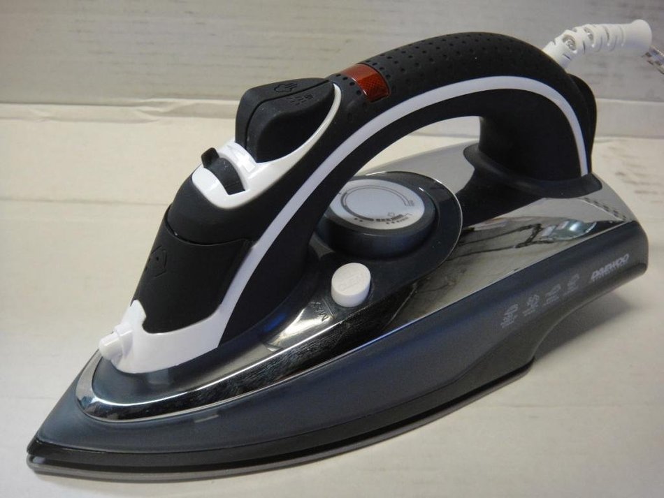 Daewoo DI-9208 2200-watt Steam/Dry Iron, 220V (Not for USA) N3