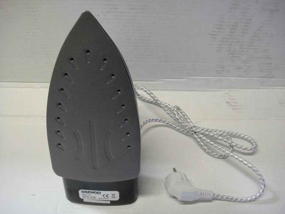 Daewoo DI-9208 2200-watt Steam/Dry Iron, 220V (Not for USA) N6
