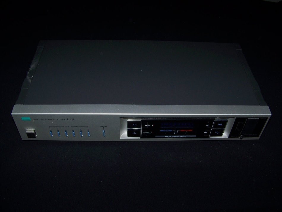 Sansui T-910 Vintage Quartz PLL Synthesizer Tuner