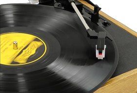 PYLE-HOME PVNTTR22 Retro Belt-Drive Turntable with Three Speeds and AM/FM Radio N3