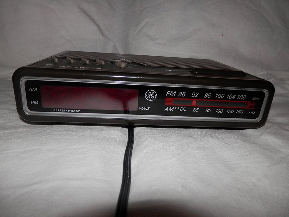 1993 GE Digital Clock Radio 7-4612B N2