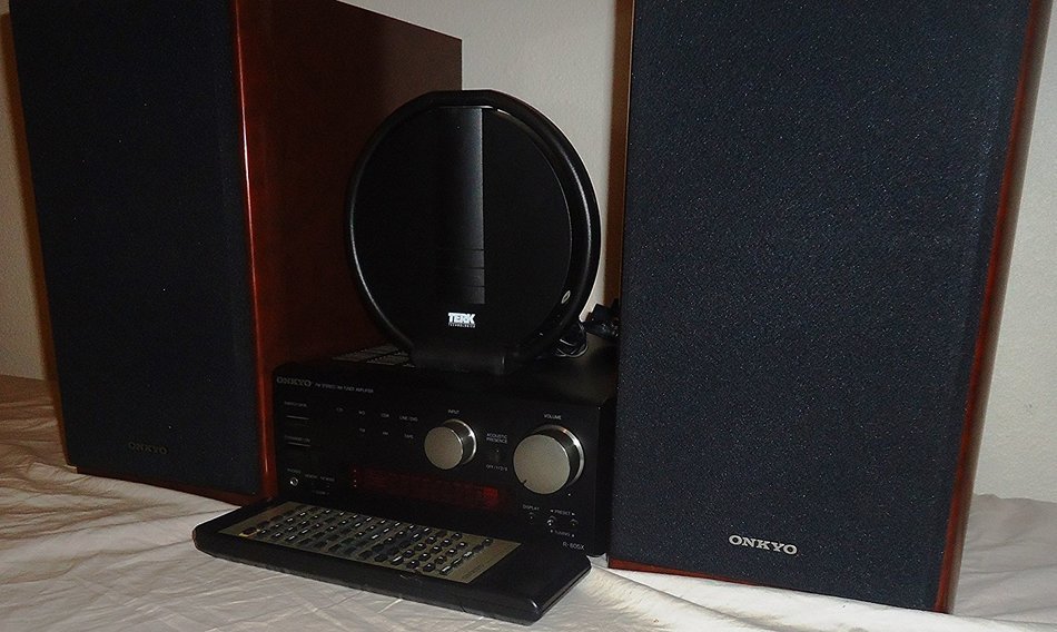Onkyo R-805X WRAT Mini / Micro Shelf HIFI FM Stereo Tuner Amplifier Complete with D-062AX L & R Speaker System...