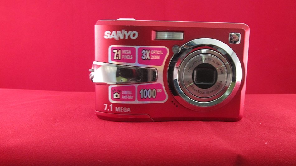 Sanyo S770 3x Optical Zoom 7.1 Megapixels - Light Pink N4