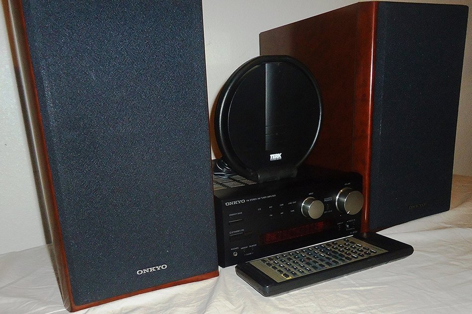 Onkyo R-805X WRAT Mini / Micro Shelf HIFI FM Stereo Tuner Amplifier Complete with D-062AX L & R Speaker System... N8