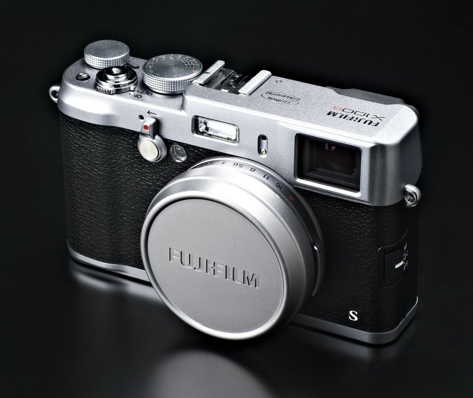Fujifilm X100S 16 MP Digital Camera with 2.8Inch LCD (Silver) (OLD