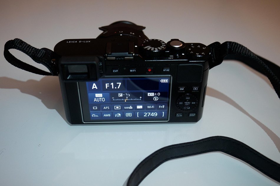 Leica D-Lux (Type 109) 12.8 Megapixel Digital Camera with 3.0-Inch LCD (Black) (18471) N2