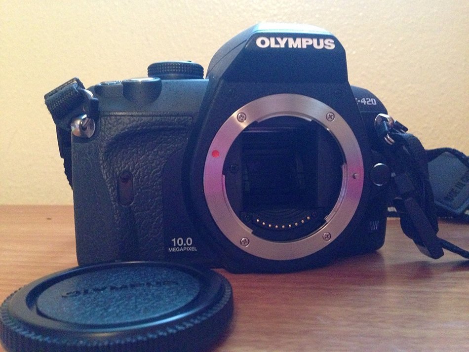 Olympus E-420 Black SLR Digital Camera with 14-42mm Zoom Lens & 2.7" LCD N4