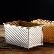 MyLifeUNIT Nonstick Loaf Pan, Aluminized Steel Bread Toast Mold with Cover, Gold N5